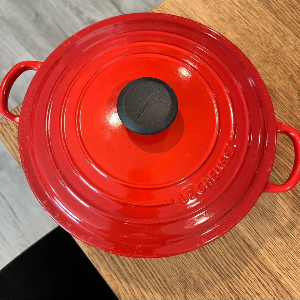 NEW LE CREUSET 5.5 QT Signature Round Dutch Oven Cast Iron Casserole Red